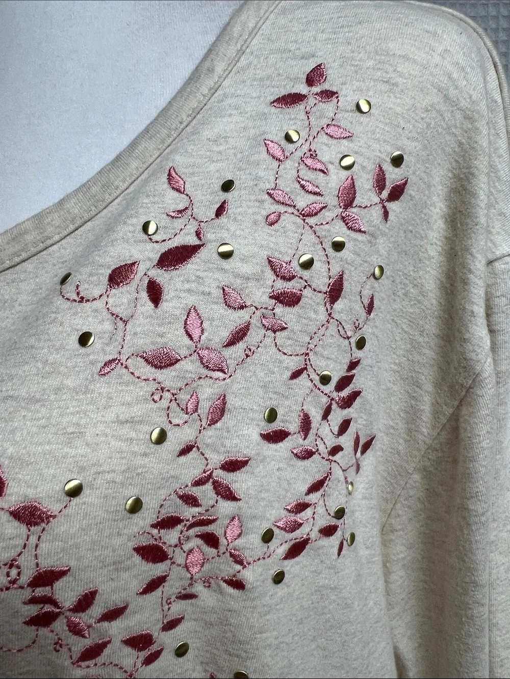 Denim&Co-2X Embroidered Cream Women's Scoop Neck Top with Pink Leaf Detail